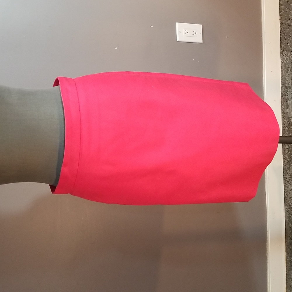 J. Crew No. 2 Pencil skirt size 6.  Gorgeous coral colour.  Fully lined. Cotton